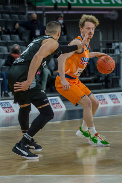 她通过战术 她通过战术